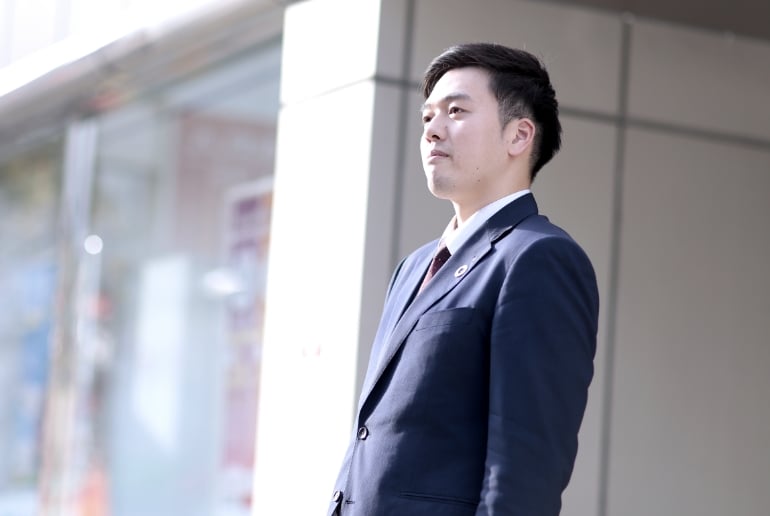 スーツ姿の男性職員